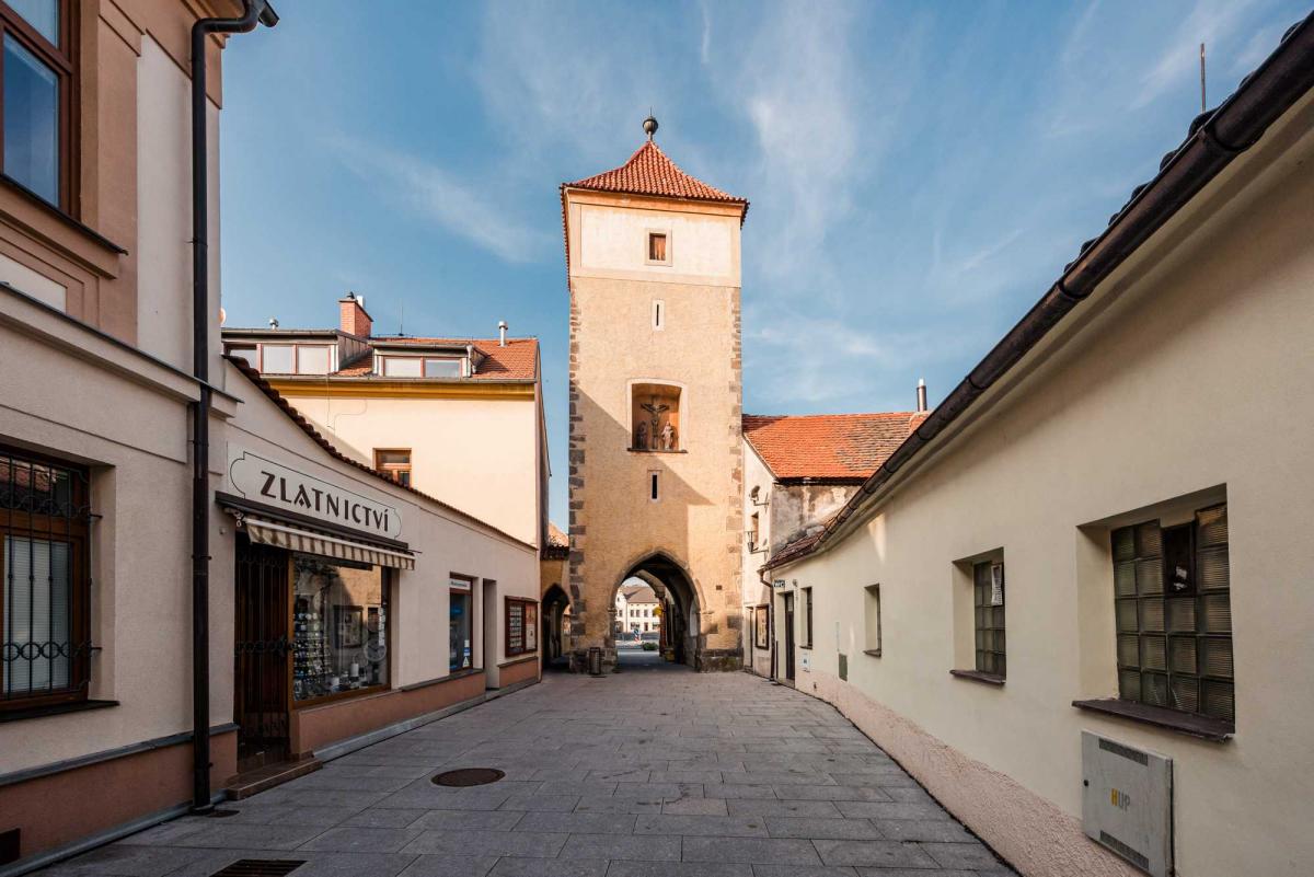 106_51_mestske-hradby-a-brany-horazdovice.jpg