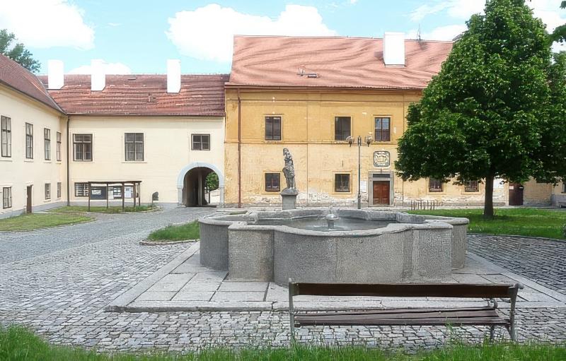 1. Zámek č. p. 11 a 12, areál, rejstř. č. 46949/4-2911, město Horažďovice