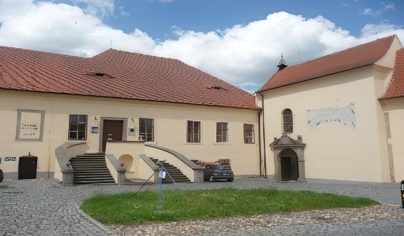 1. Zámek č. p. 11 a 12, areál, rejstř. č. 46949/4-2911, město Horažďovice