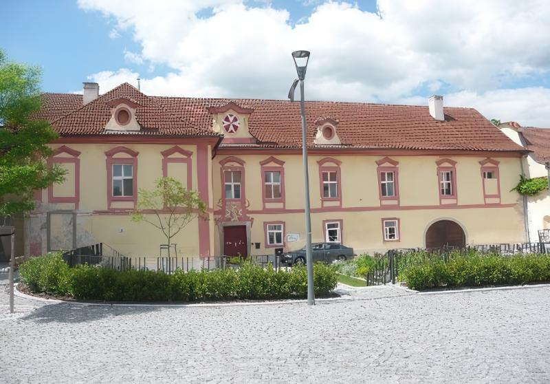 8. Děkanství č. p. 10, rejstř. č. 20821/4-2922, církev