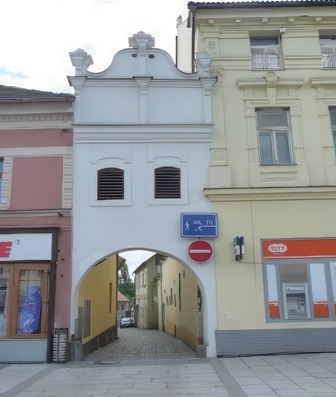 31. Brána mezi č. p. 6 a č. p. 8, rejstř. č. 10392/4-4852, město Horažďovice
